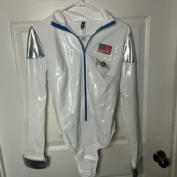 Forplay White and Silver Futuristic Women's costume - Picture 12 of 14